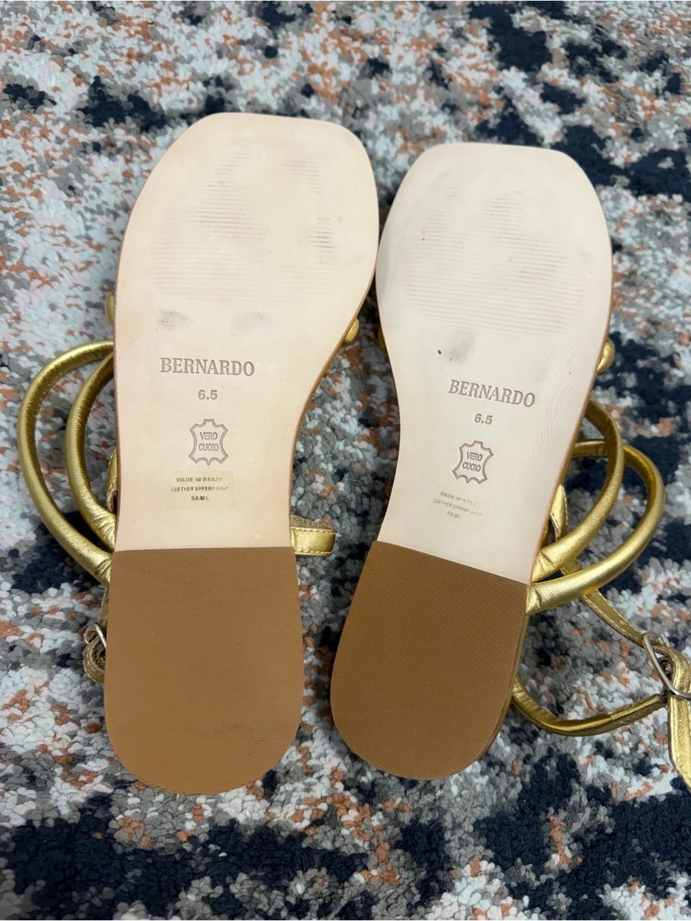 Bernardo Gold Metallic Leather Strappy Toe Loop Sandals Women’s Size 6.5